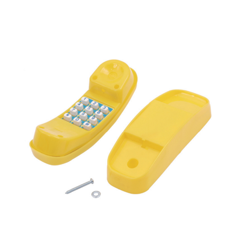 Symulowany telefon na drewnianym placu zabaw
