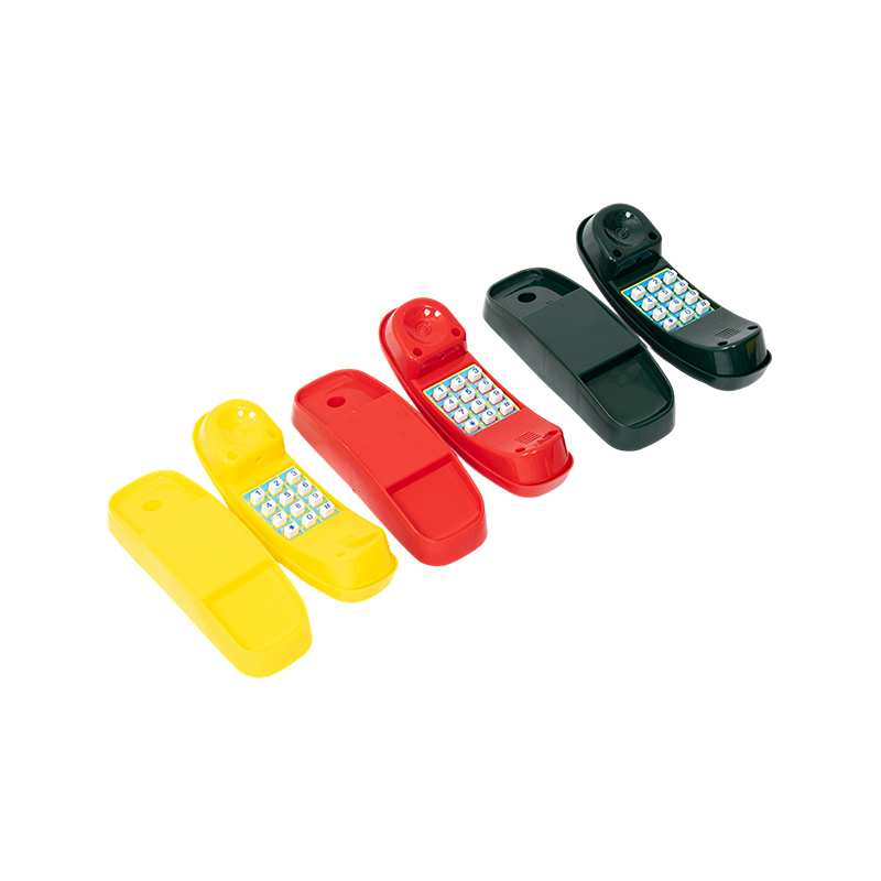 Symulowany telefon na drewnianym placu zabaw