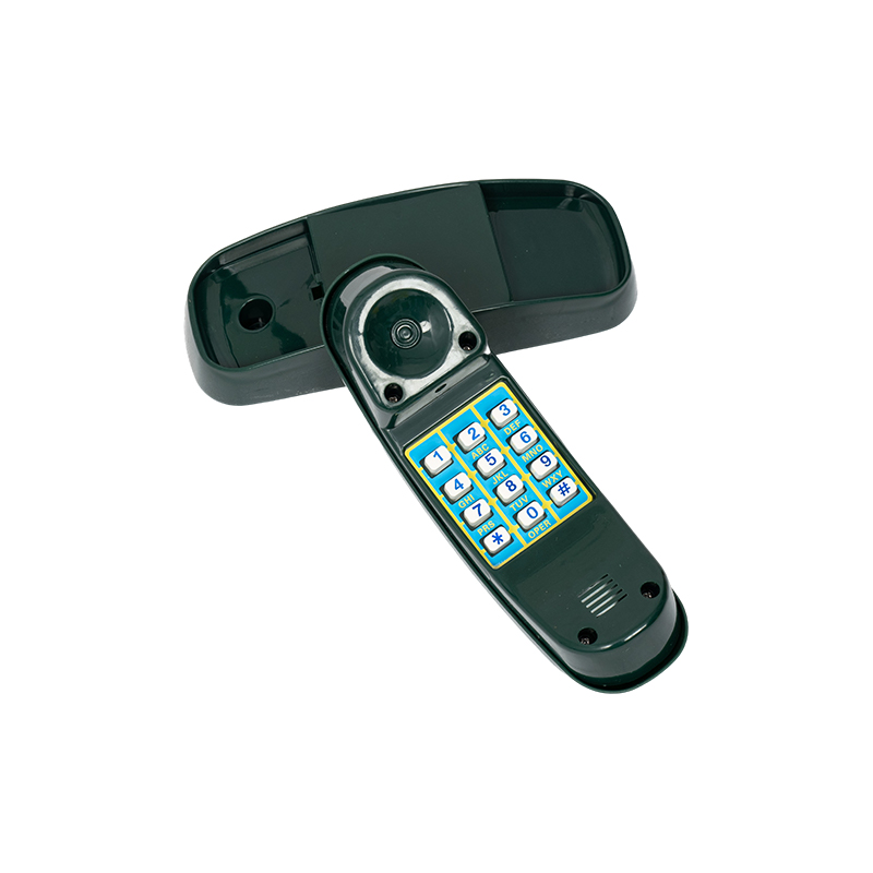 Symulowany telefon na drewnianym placu zabaw